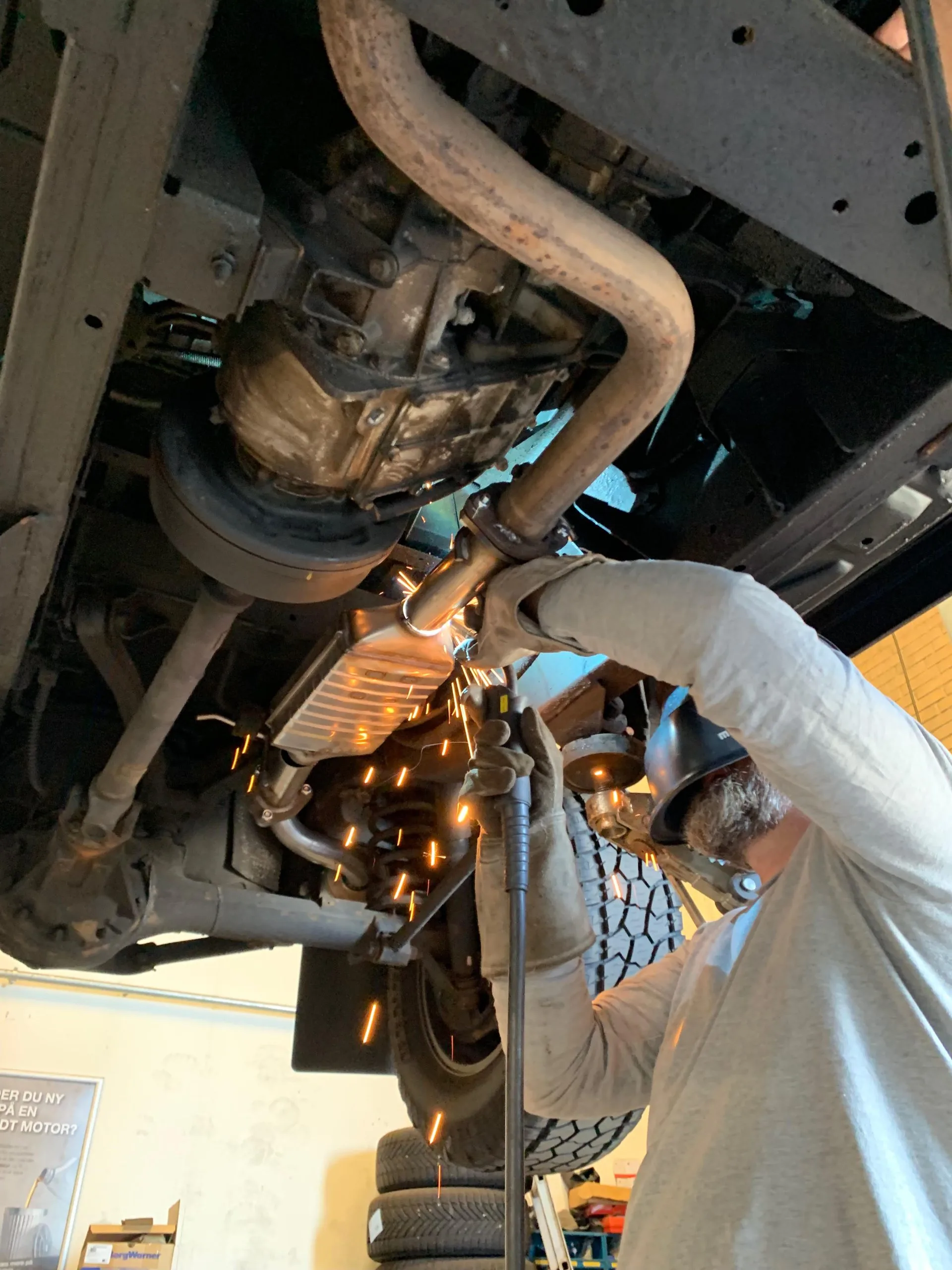 Professionel partikelfilter montering i værksted